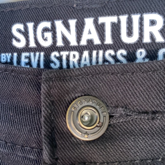 Levi’s Signature (30”x30”) - Picture 6 of 16